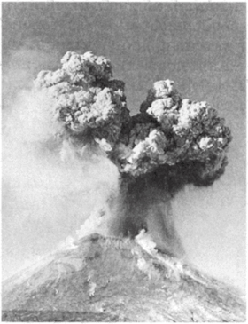 Полуостров Камчатка. Эксплозивное извержение Карымского вулкана.