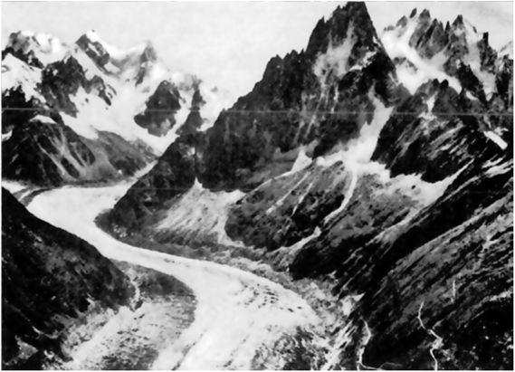 Альпийский рельеф с долинным ледником (Альпы, район Монблана).