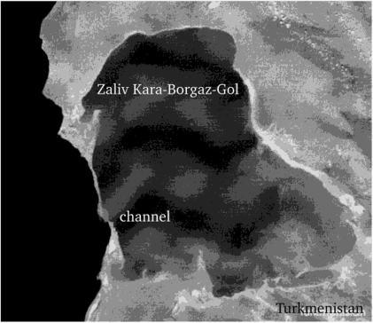 Залив Кара-Богаз-Гол, снова наполненный каспийской водой — после реконструкции ранее «глухой» плотины 2004 г. Космическое.