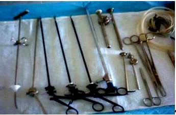 Набор хирургических инструментов для эндовидеохиругии.